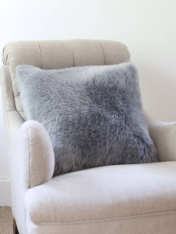 Coussin en peau de mouton British Luxe Earl Grey | Coussin 50 x 50 cm pour la vente par Owen Barry Ltd