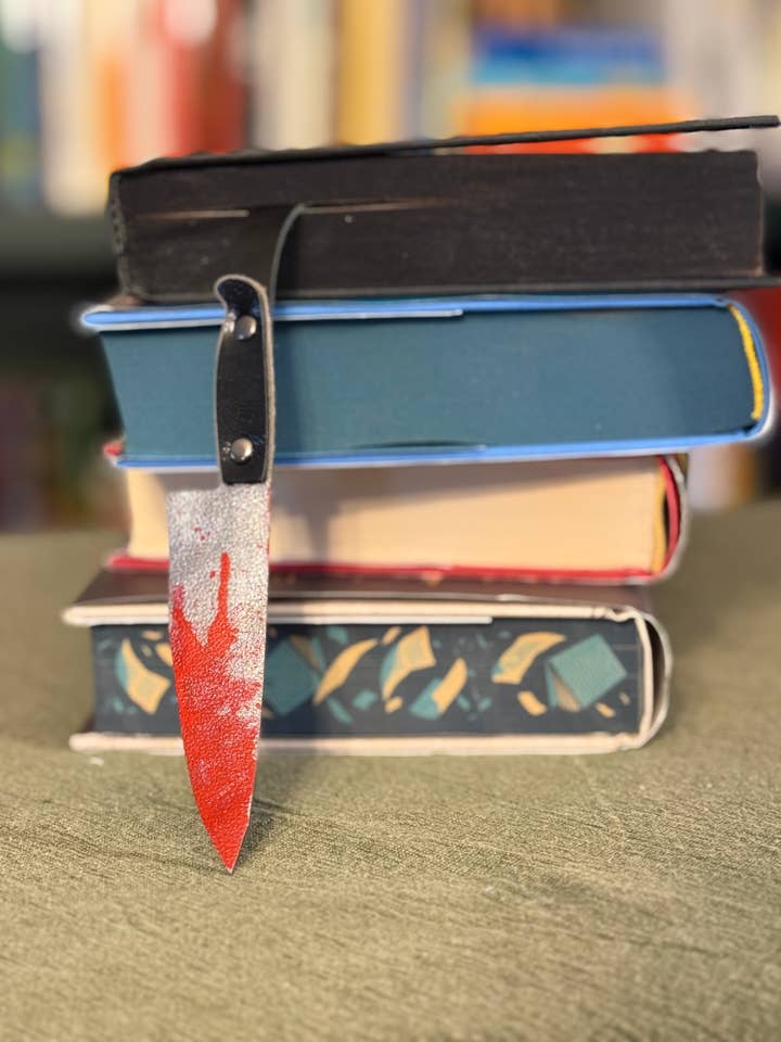 Læderbogmærke - blodig kniv gyserkrimiromaner for engroshandel hos Booklings Studio