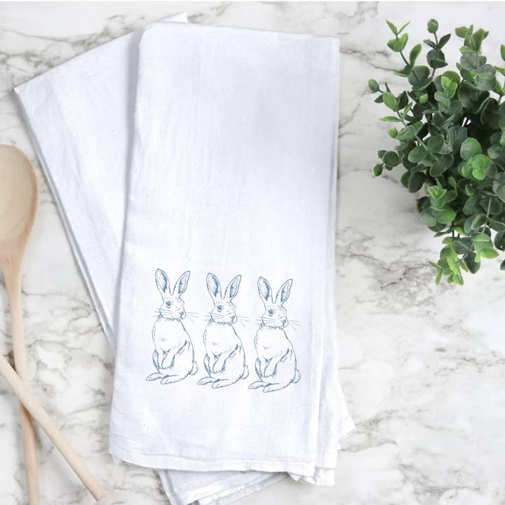 Trois torchons illustrés de lapin de Pâques pour la décoration intérieure pour la vente par by BellaBlue