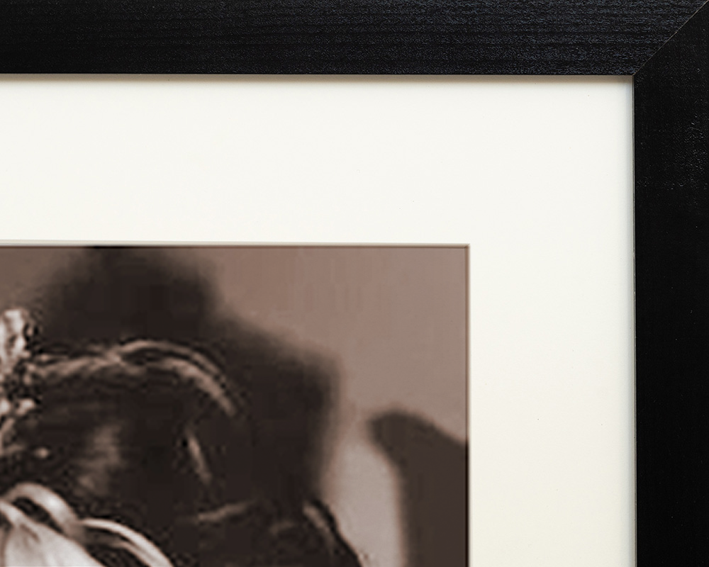 Nero Stampa artistica con immagine di Frida Kahlo con cornice in vendita all'ingrosso su Faire7