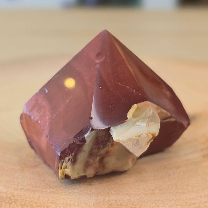 Mookaite Punt - 166g - 7cm x 5cm voor wholesale door Crystal Cove Minerals