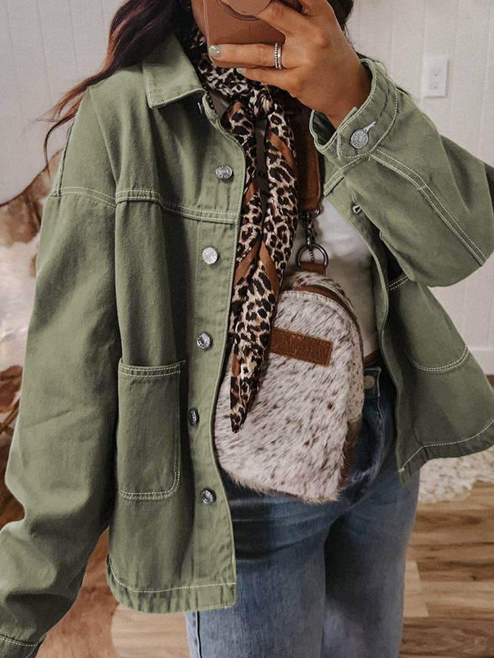Veste en jean boyfriend à col boutonné avec poches plaquées vert fumée. pour la vente par Lovesoft