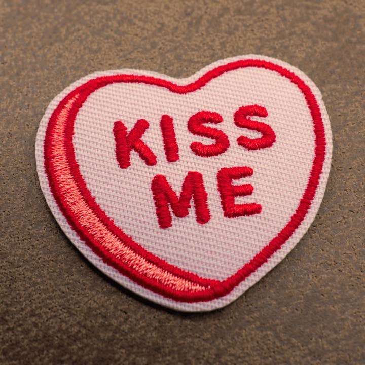 Embrasse-moi | Patches thermocollants pour chiens et chats pour la vente par Besties Pets