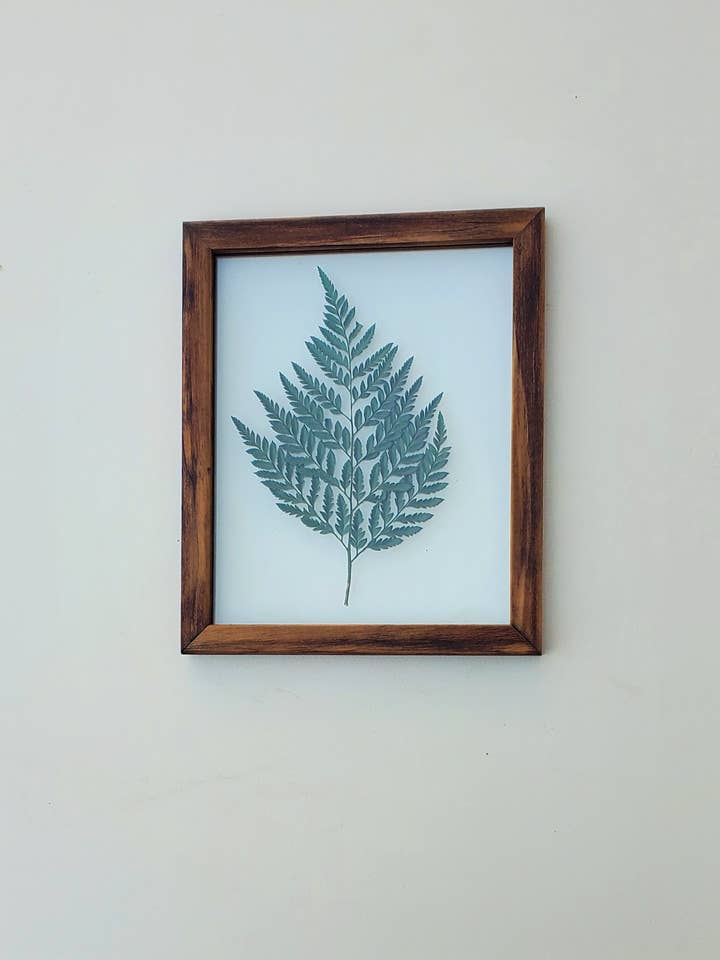 Cadre de fleurs pressées avec feuille de fougère, véritable art floral préservé pour la vente par Studio Wildflower