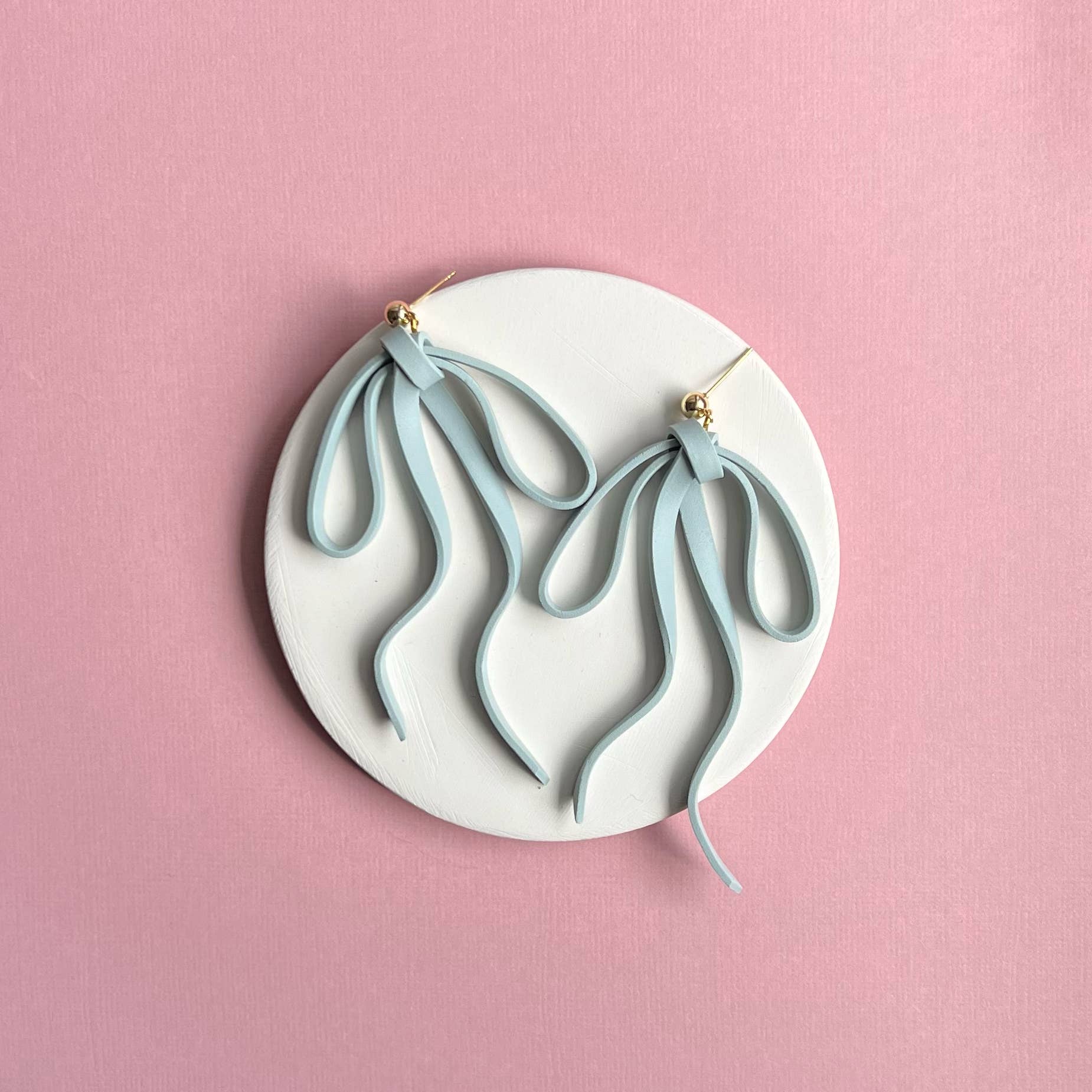 Common Good Clay – Großhandel Ohrhänger – Schleifenohrringe - Floppy