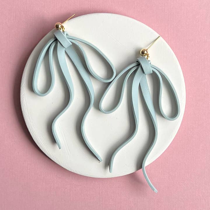 Oorbellen met strik - Floppy voor wholesale door Common Good Clay