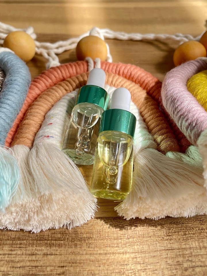 Diffuseur arc-en-ciel en macramé pour la vente par Just Knots & Knots