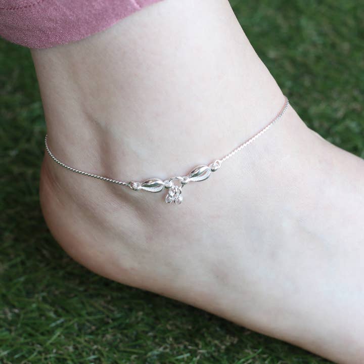 Chevillière indienne en argent 925 avec coquillage cauri pour la vente par The Colourful Aura