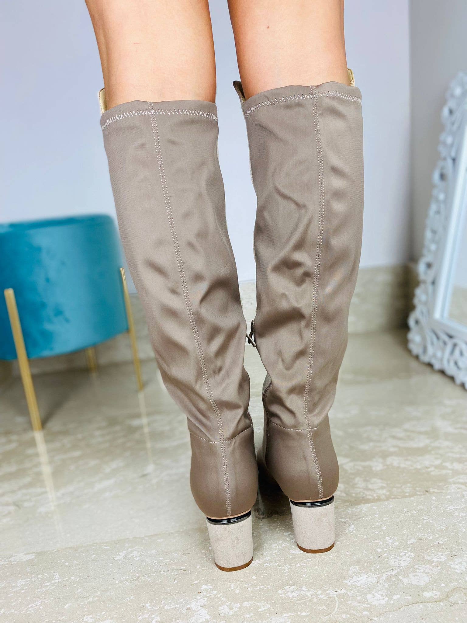 Vera Shop – Engroshandel Støvler - Dame – Elastisk støvle med ruskindseffekt og asymmetrisk elastik9