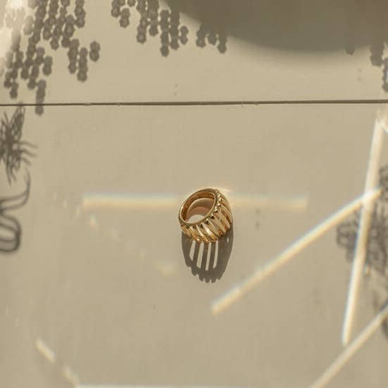 La bague Frisson pour la vente par Milk and Rose