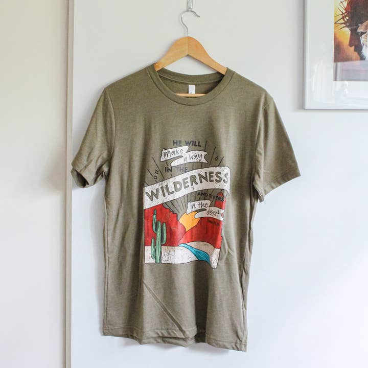 Kurzarm-T-Shirt Wilderness (Farbe: Heathered Olive) für den Großhandel von Common Grace Print Shop