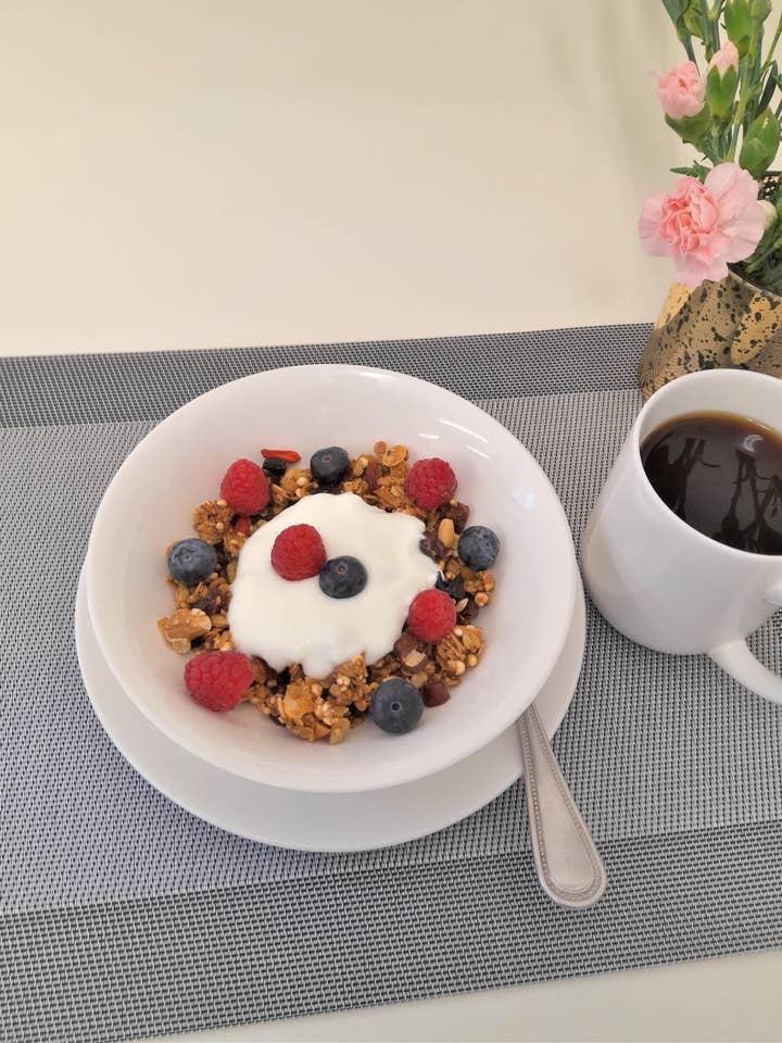 Granola végétalien à haute teneur en fibres biologiques pour la santé intestinale pour la vente par The Vegan Chocolates And Treats Co.