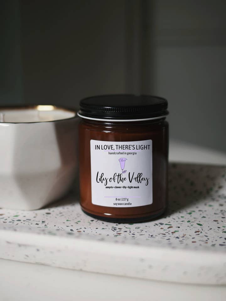 Lily of the Valley derramou à mão vela de soja âmbar de 8 oz por atacado de In Love, There's Light