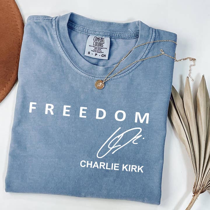 Comfort Colors Freedom Charlie Kirk Signature T-shirt, Trui voor wholesale door Glaime