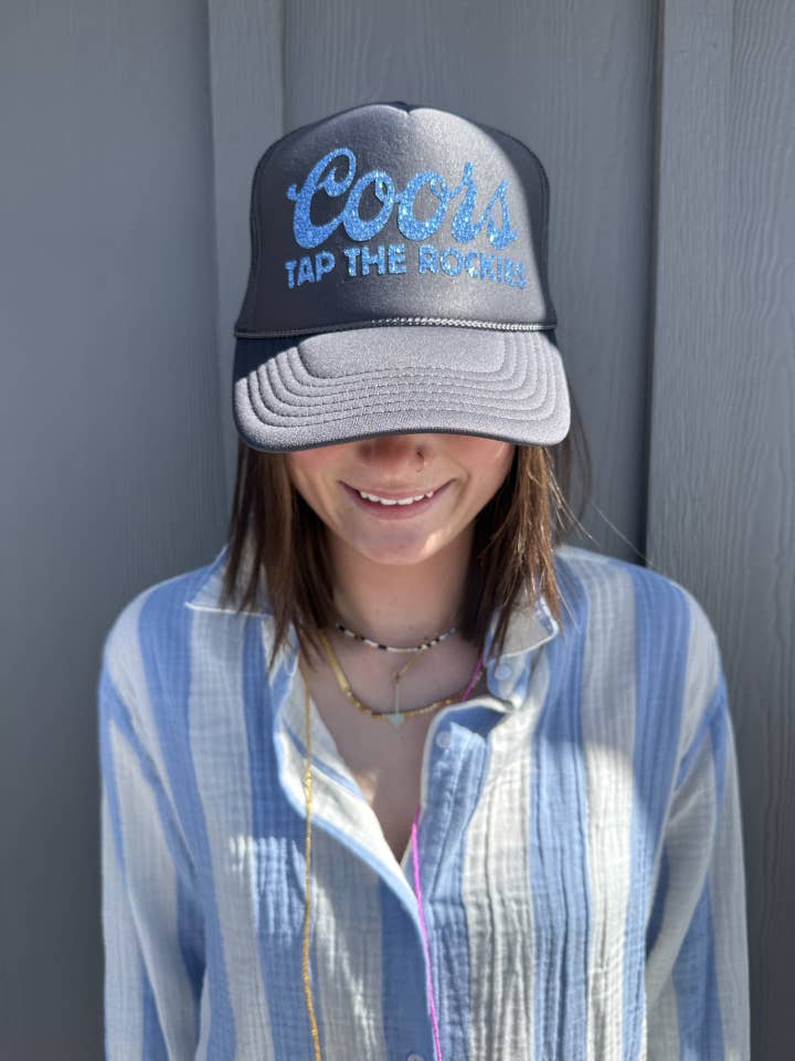 Coors Tap the Rockies - Houtskool Trucker voor wholesale door Arnie + Ollie