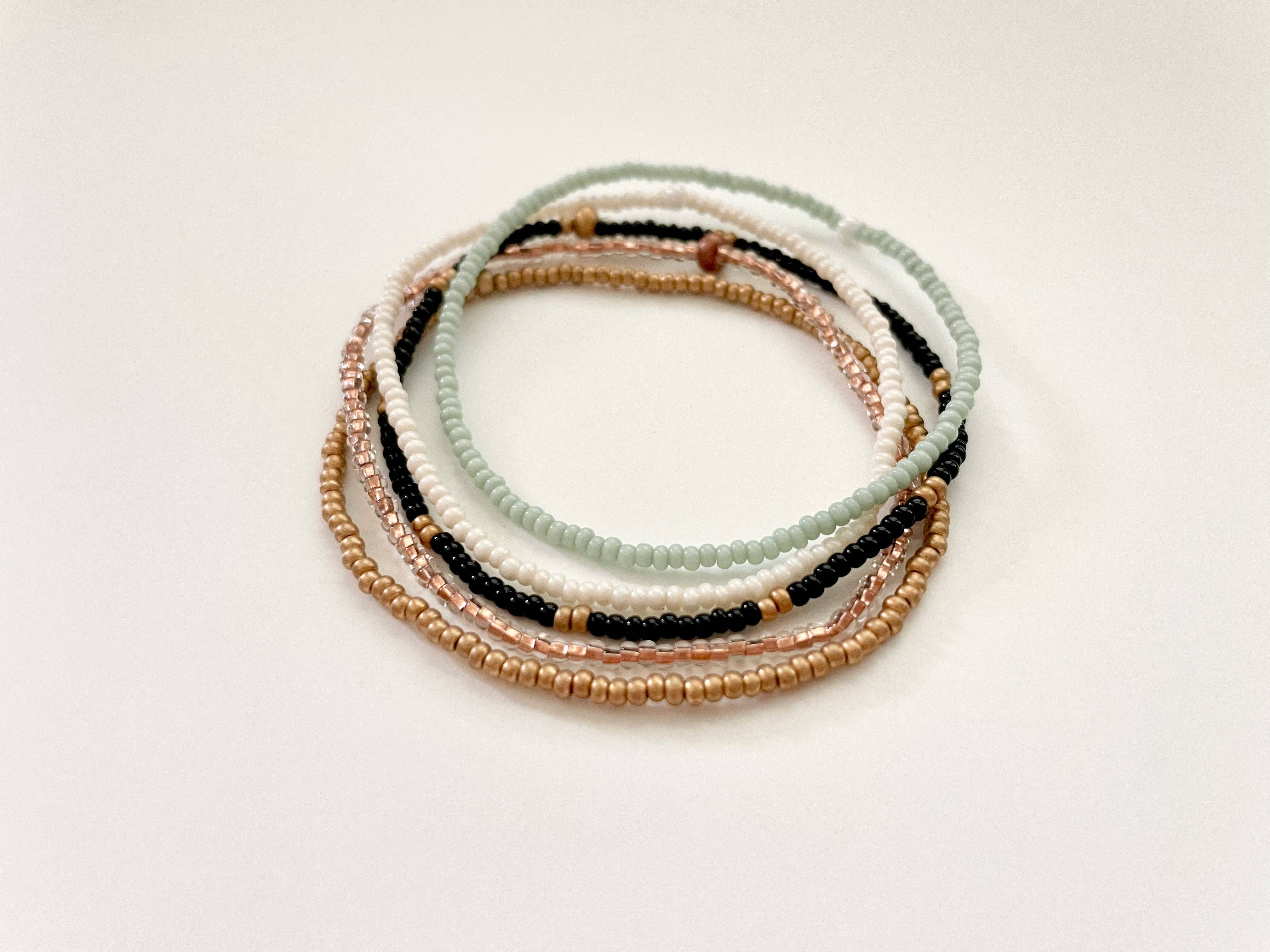 Caitlyn Clare Flair - Vente Parures de bijoux - Ensemble de bracelets extensibles délicats en perles, pile de bracelets en perles de rocaille6