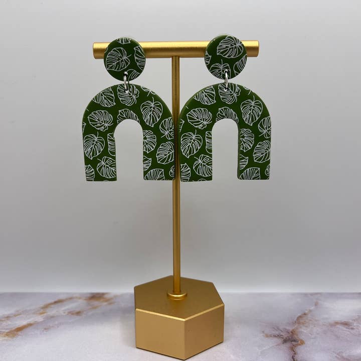 Oorbellen met planten, Monstera Clay Arch Oorbellen voor wholesale door The Clay Arches
