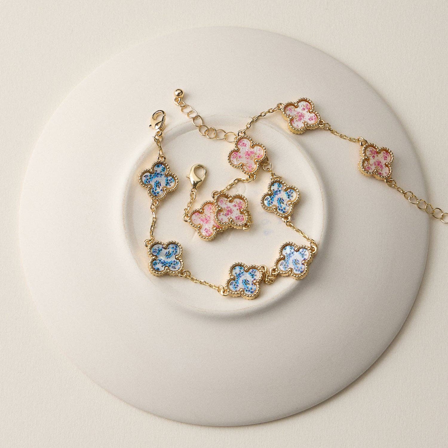 Lilla Haven - Vente Bracelets à breloques/pendentifs - Bracelet Charm Coquillage Coloré avec Détails Dorés14