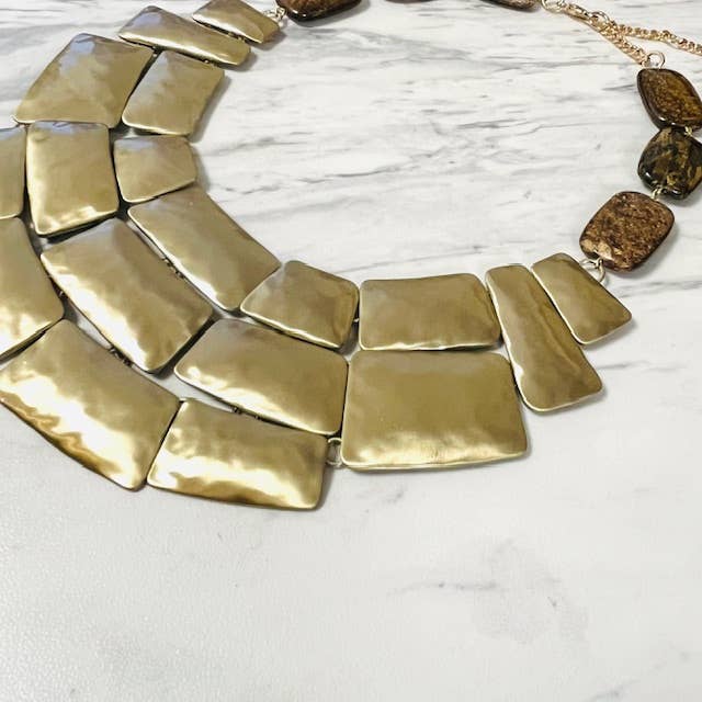 Anita K By Blushing Pink - Vente Colliers plastrons - Collier plastron chunky en or martelé avec pierre de bronzite3