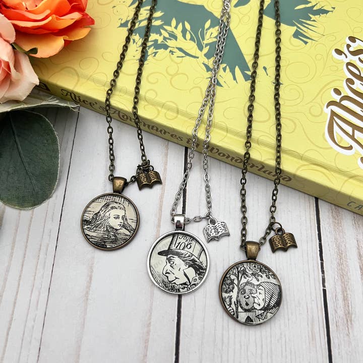 Pendentifs illustrant des livres pour la vente par Erin Casey Crafts