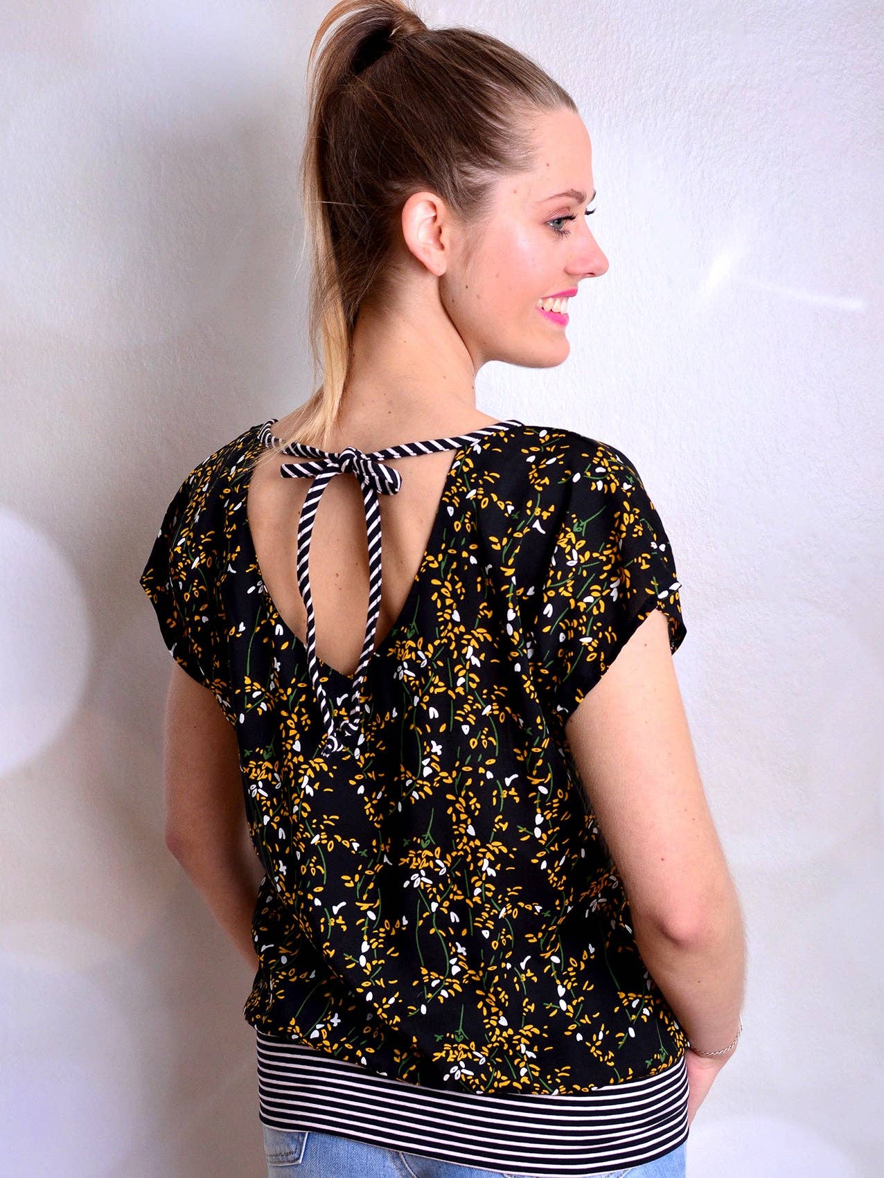 Stadtkind Potsdam – Großhandel Bluse – Damen – Bluse CARLA schwarz tiefer Rückenausschnitt gelb Schleife Streifen Blumen von STADTKIND POTSDAM0