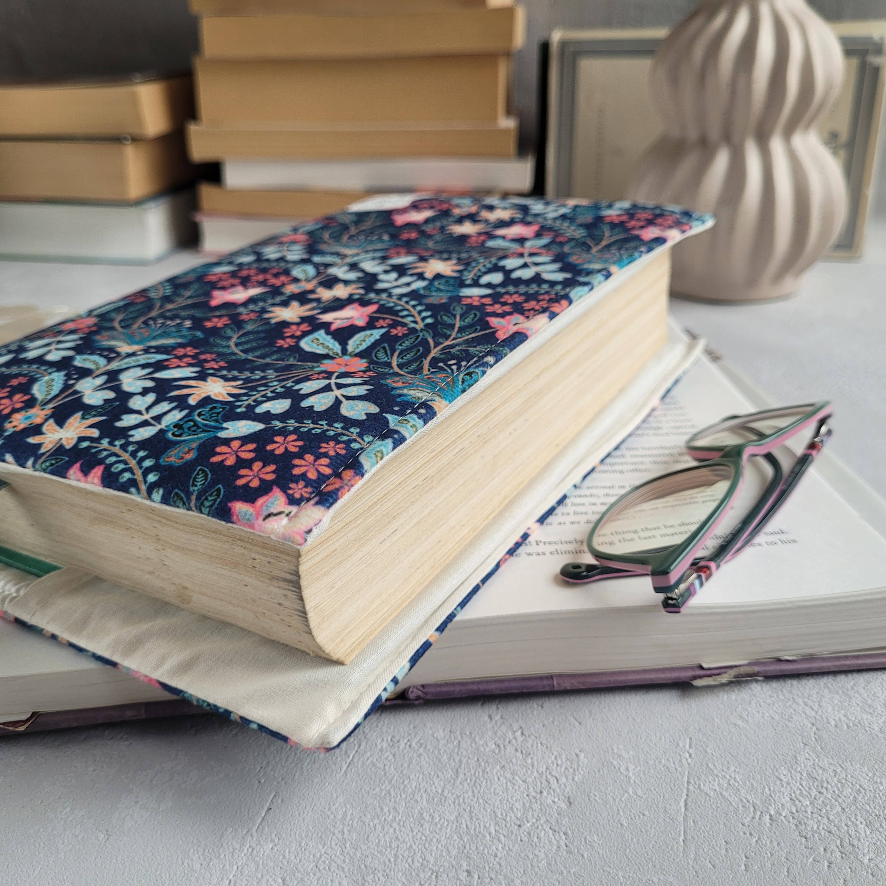Anegami Bookish Boutique – Großhandel Buchumschlag – Blumenmuster Buchhülle aus Stoff1