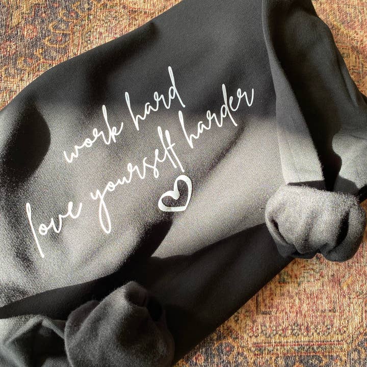 Lavora duro, ama te stesso di più Crewneck per la vendita all'ingrosso da parte di Velvet Rebel Boutique