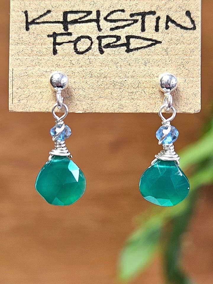 Orecchini a bottone in onice verde e topazio blu per la vendita all'ingrosso da parte di KRISTIN FORD Jewelry With Meaning