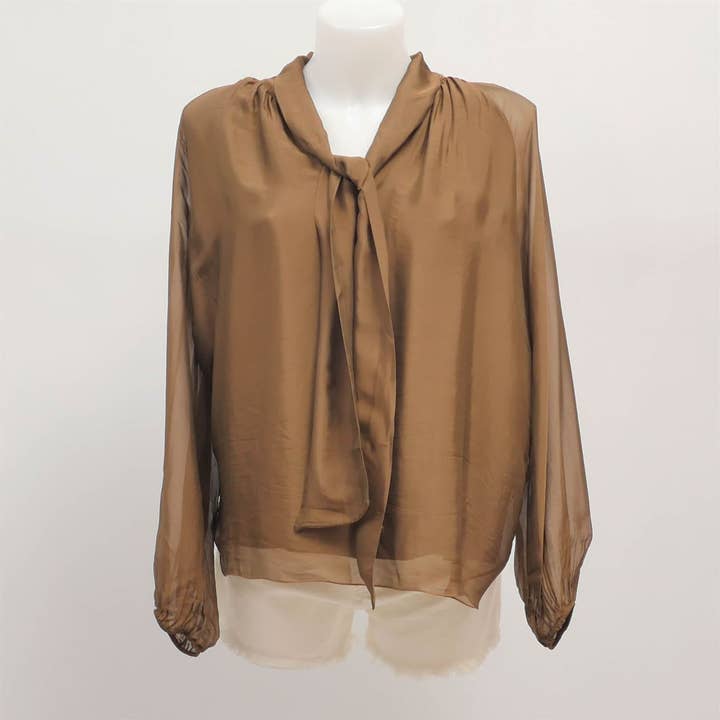 Fließende Bluse mit Lavallière-Kragen CFM31054 und andere Ergebnisse für subliem waschmittel im Großhandel. Kostenlose Rücksendungen und 60-Tage-Zahlungsziel auf Faire im Trend auf Faire.