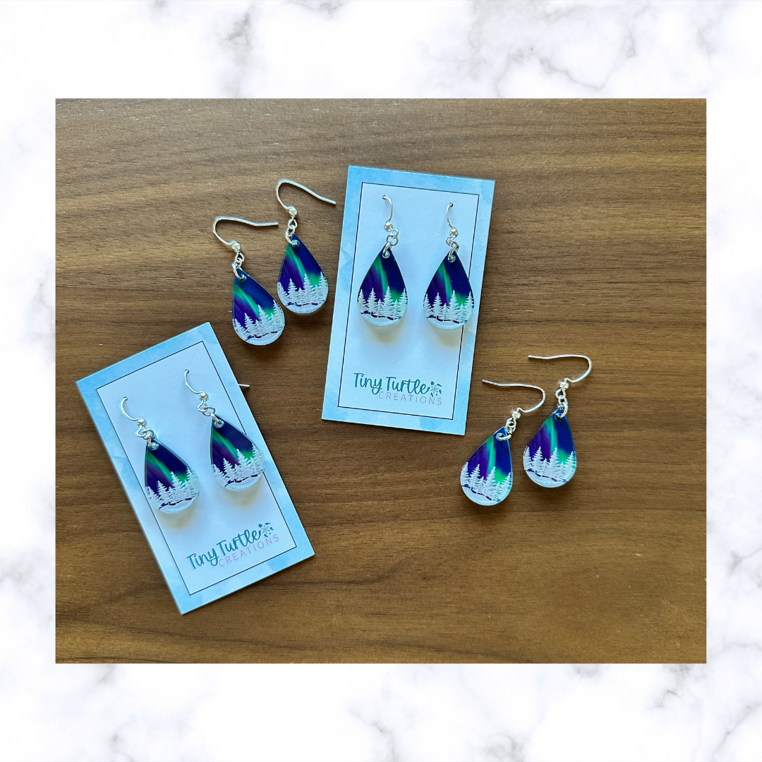 Tiny Turtle Creations - Vente Boucles d'oreilles pendantes - Boucles d'oreilles en acrylique en forme de goutte gravées Aurora Forest2