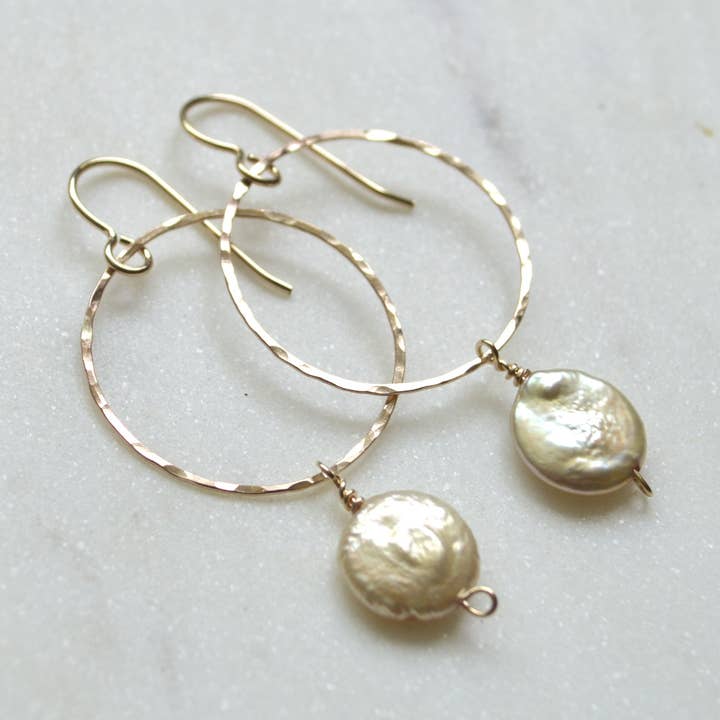 Orecchini a Cerchio Champagne Pearl per la vendita all'ingrosso da parte di Salty But Sweet