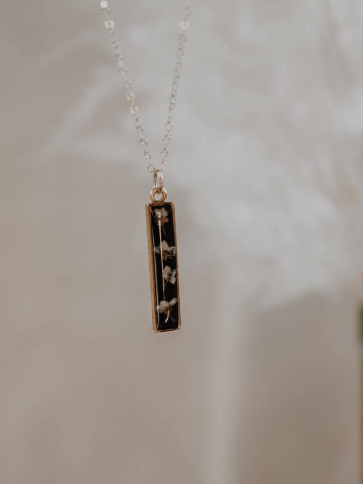 Collier barre botanique Alyssum rempli d'or 14 carats pour la vente par Ephemera