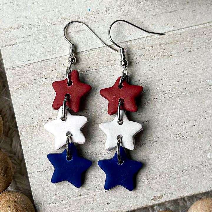 Orecchini in argilla polimerica - Patriotic Dangle Stars per la vendita all'ingrosso da parte di KIMCo.