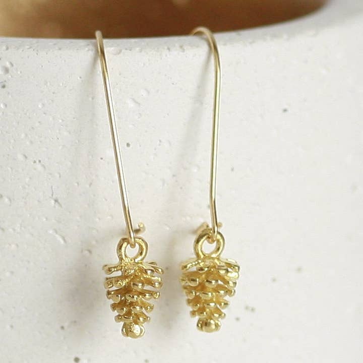 Fijne oorbellen met dennenappel | Messing voor wholesale door Kaiko Studio