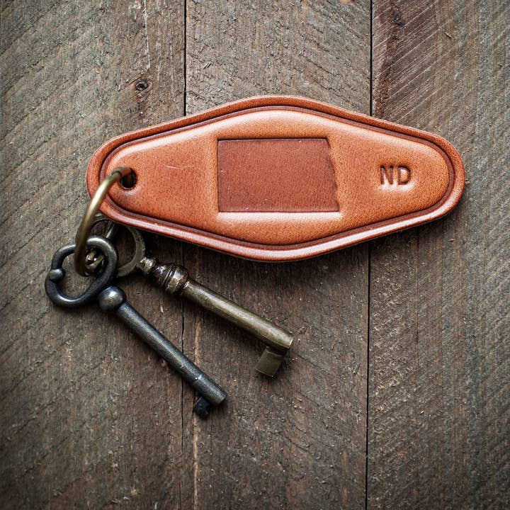 Lederschlüsselanhänger im Motel-Stil mit Silhouette von North Dakota. für den Großhandel von Sugarhouse Leather