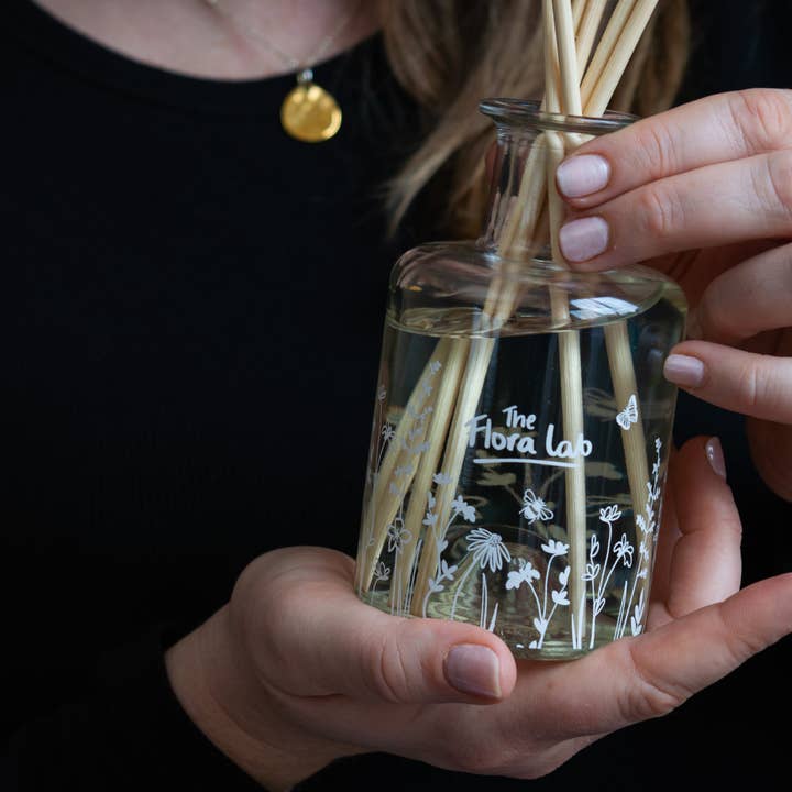 The Flora Lab | Hand Poured Natural-Wax Candles - Wholesale Reed Diffuser - Christmas Room Diffuser | Orange. Cinnamon. Clove 2