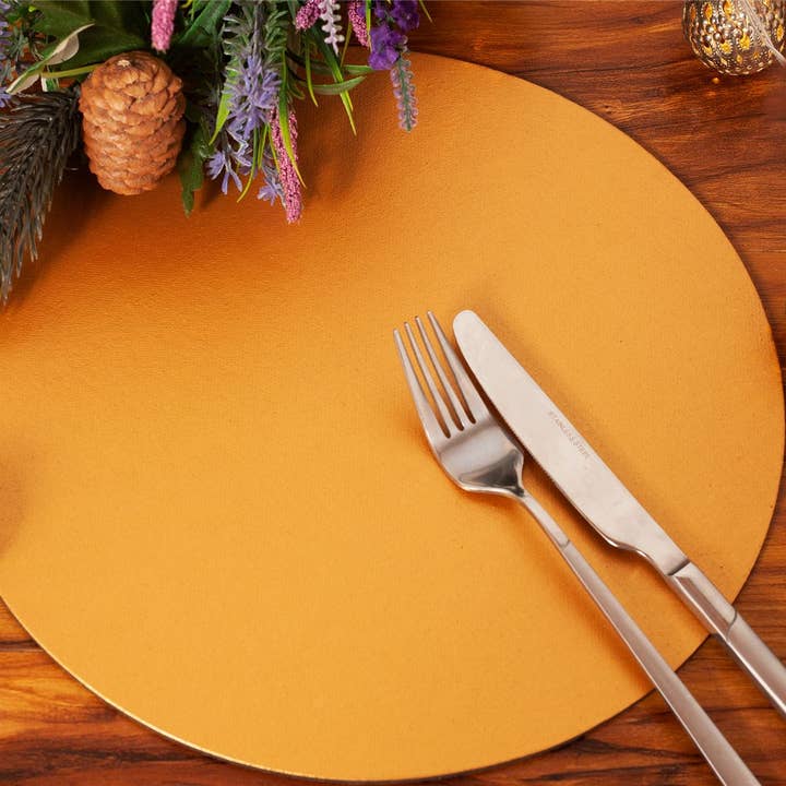 Set mit 4 goldenen Elementary Tischsets aus Kunstleder für den Großhandel von The Dapper House