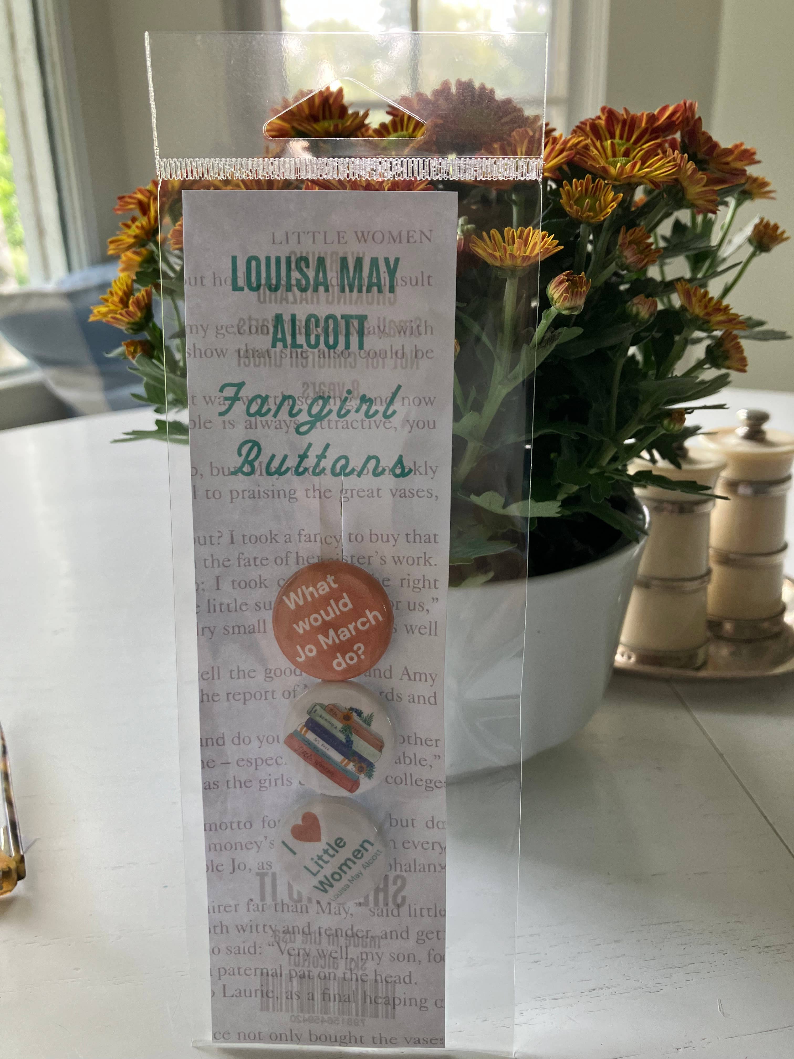 She Said It. - Vendita all'ingrosso Spilla da bavero - Set di Bottoni Louisa May Alcott1