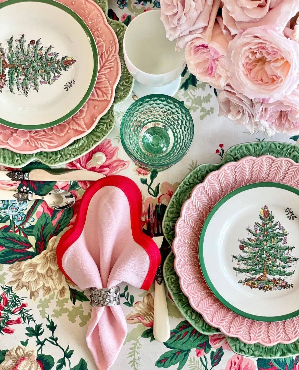 Frances Fields Home, formerly Fenwick Fields – wholesale Middags- och tygservett – Linne Skulpterad Fyrkant | Pionrosa med Rosknoppsröd (4-pack)1