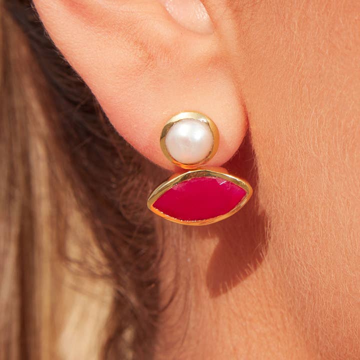 Schmuckoo Berlin – Großhandel Ohrhänger – Hot Chick Ohrstecker Gold — Perle und rosa Jade