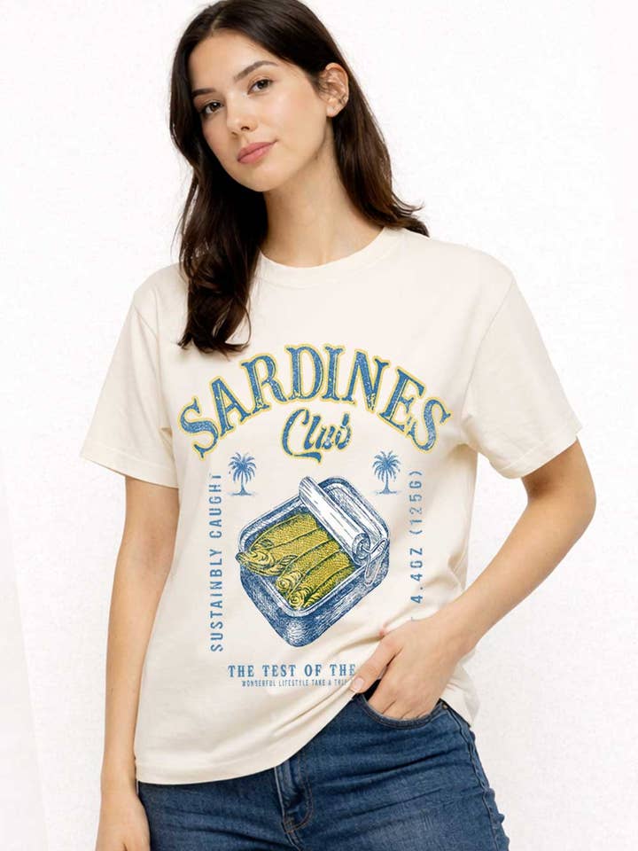 Club des Sardines – T-shirt Côtier Héritage pour la vente par Art by Forgrand