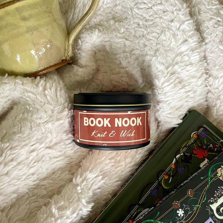 Book Nook (bougie de 9 oz) pour la vente par Knit & Wick