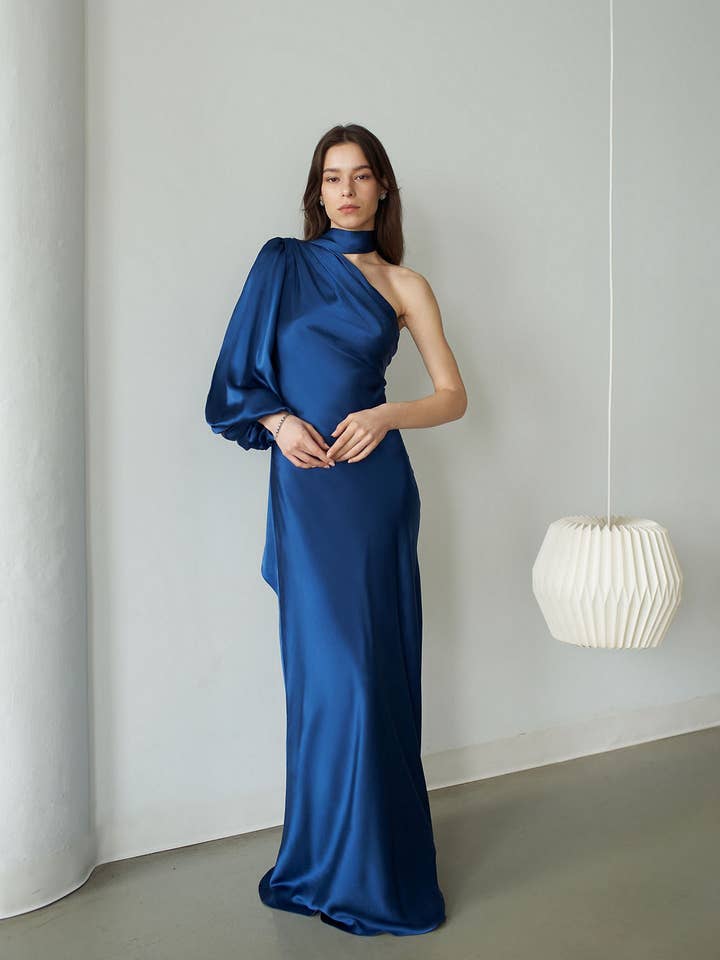 Robe Tallula à une épaule coupée en biais pour la vente par Vasiliki Atelier