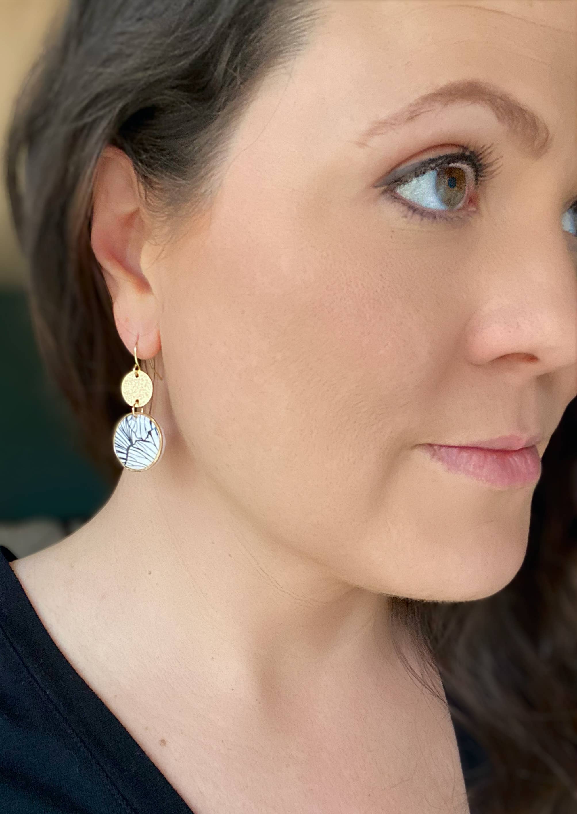 Light Shine - Vente Boucles d'oreilles pendantes - Lynda Drop | Floral abstrait noir et blanc | Boucle d'oreille en argile1