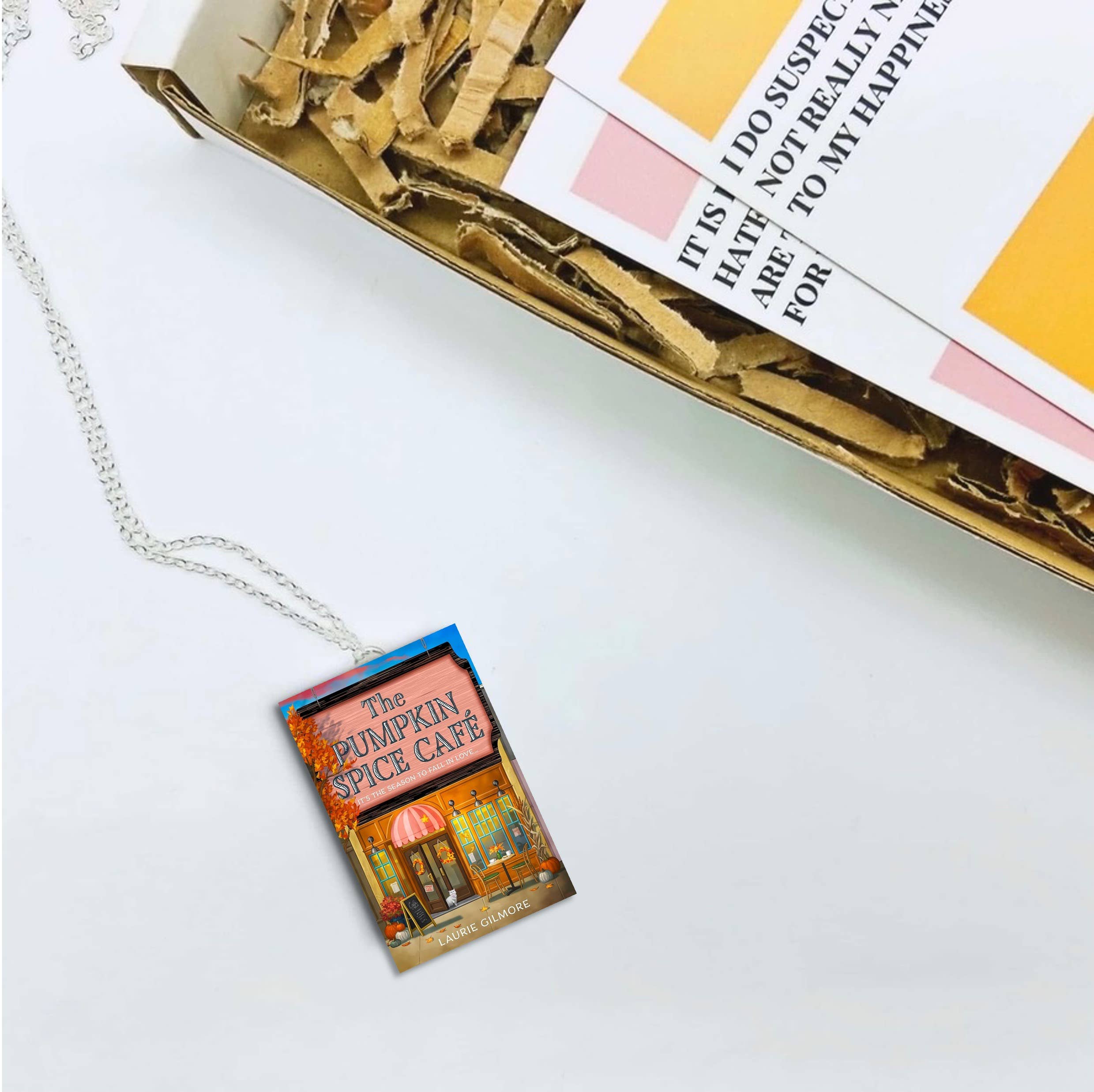 bookonahookco - Vente Boucles d'oreilles pendantes - Le Café aux Épices de Citrouille | Laurie Gilmore | Livre Miniature2