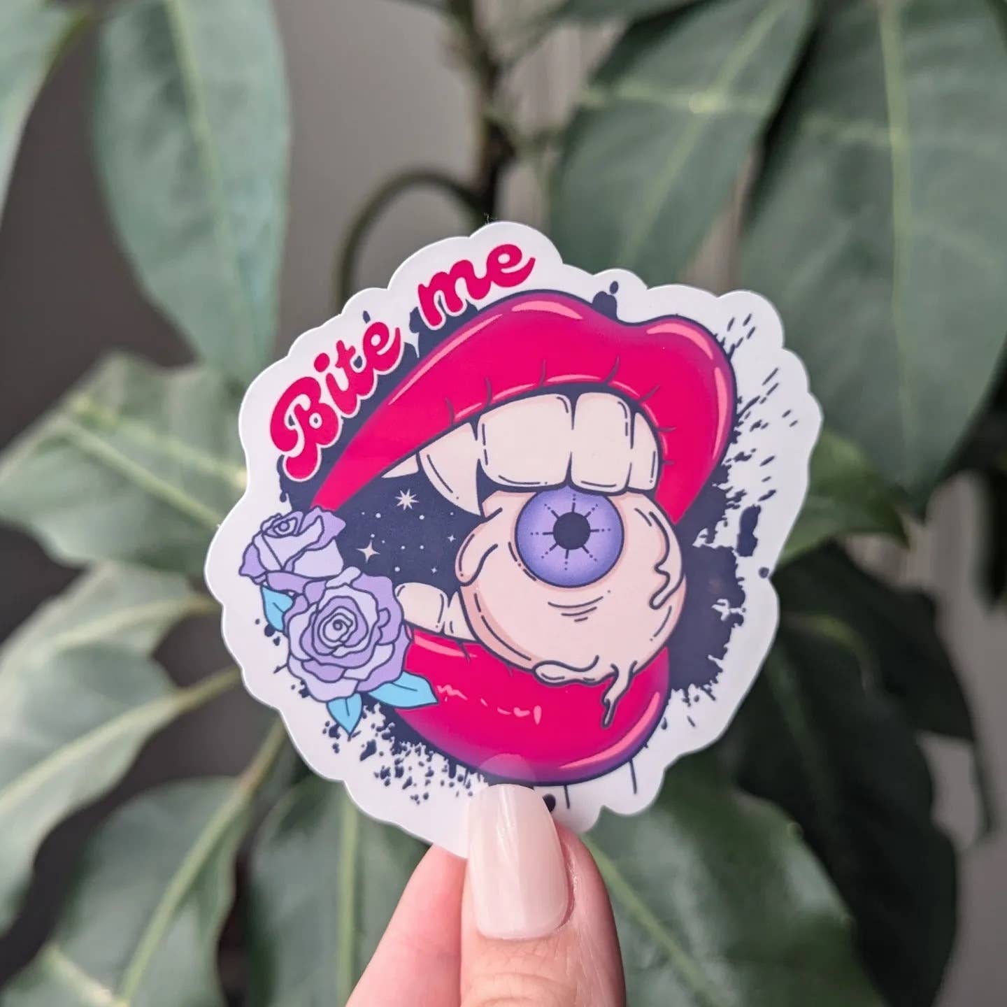 Moonlit Creations - Vente Autocollants pour téléphone et ordinateur portable - Autocollant en vinyle Bite Me, produit de la saison effrayante d'Halloween