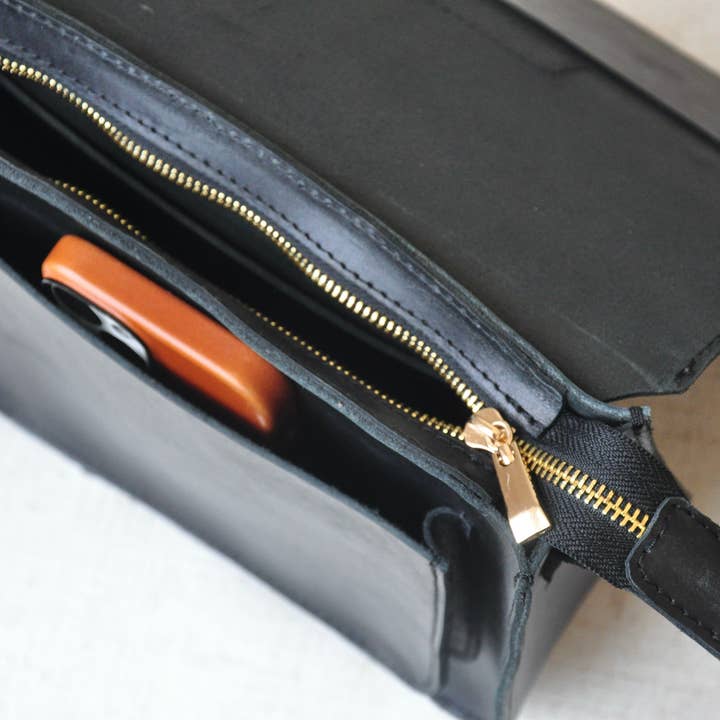 Zelaki Leather Company - Wholesale Crossbody Bag - Women's - Goba Crossbody Bag, Small Leather Purse, Messenger Bag1