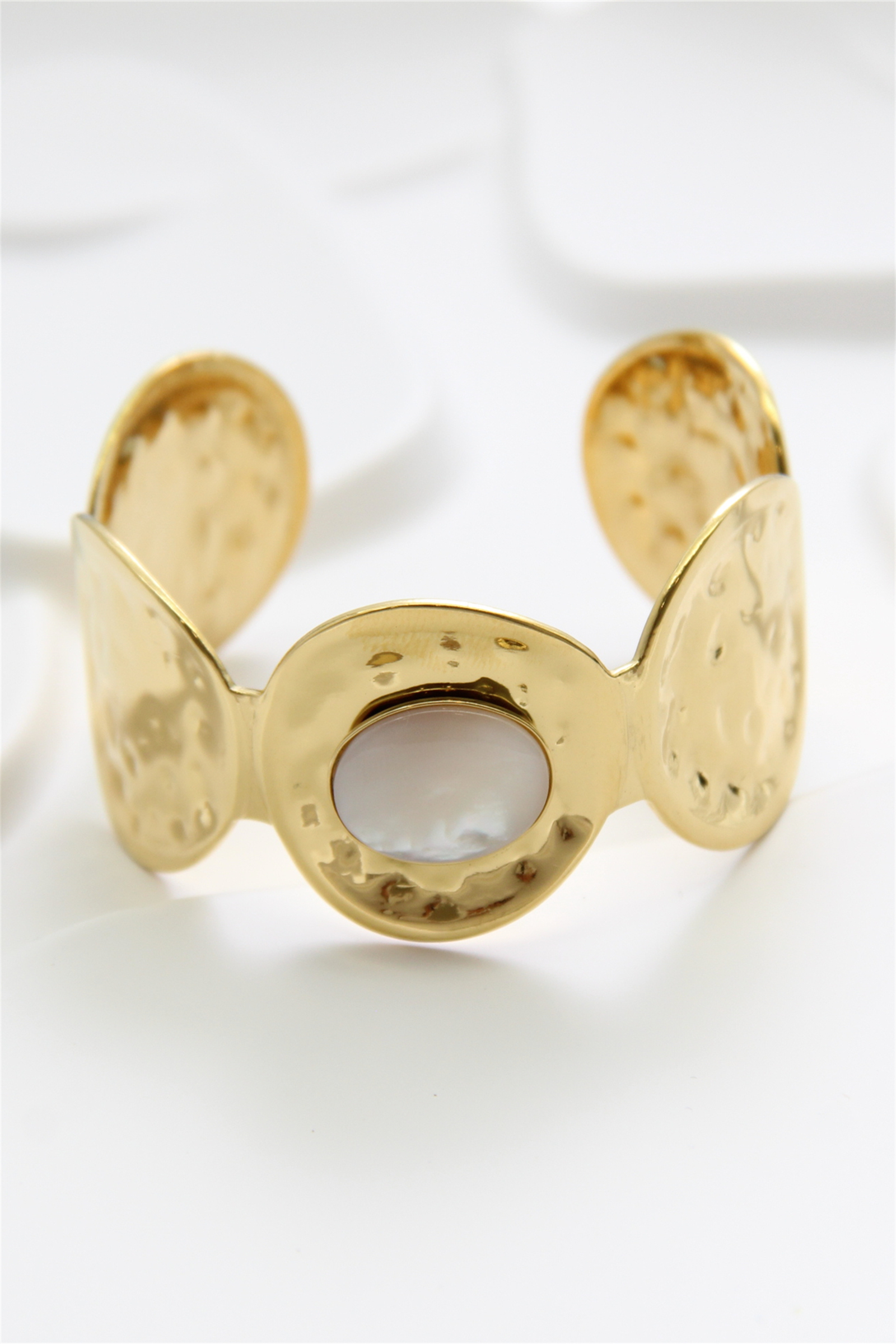 GOLDEN Gold stainless steel bangle with mother-of-pearl for wholesale on Faire0