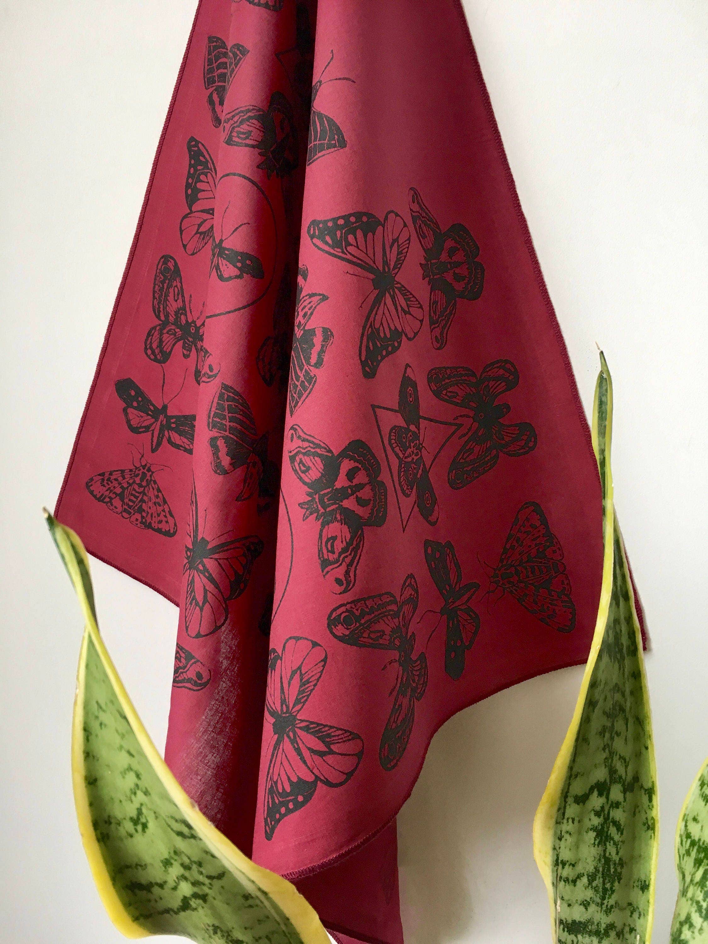 MBMB – Großhandel Bandana – Damen – Bandana mit Mottenmuster In Burgunderrot und Schwarz1