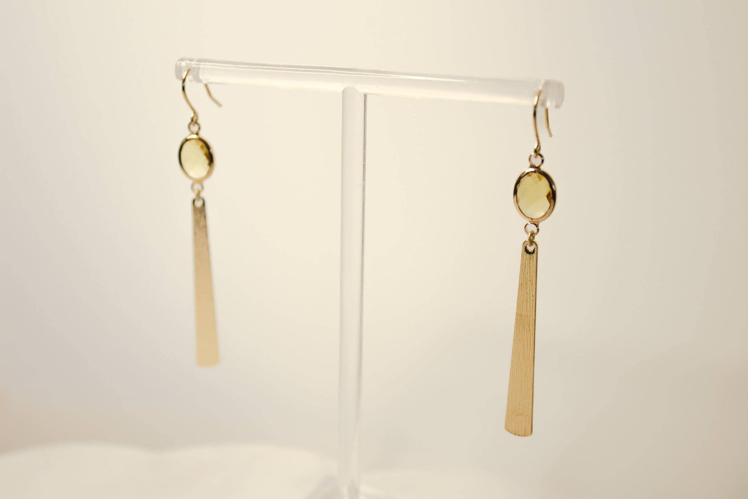 Moxie Collective (formerly Atonement Design) – Großhandel Ohrhänger – Gelbe ovale Perlen- und Messingstab-Ohrringe3